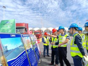 南京繞越高速精細(xì)抗滑保護(hù)層試驗段成功鋪筑