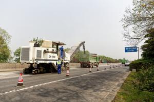 高遠公司承擔的河南省交通運輸廳科技項目“適用于綠色公路養(yǎng)護的銑刨機關鍵技術及工程應用研究”通過驗收