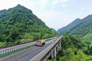 戰(zhàn)酷暑，高遠(yuǎn)養(yǎng)護工程十面捷報