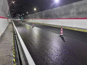 化學(xué)破乳+水性環(huán)氧 新技術(shù)為長大縱坡隧道路面抗滑提供